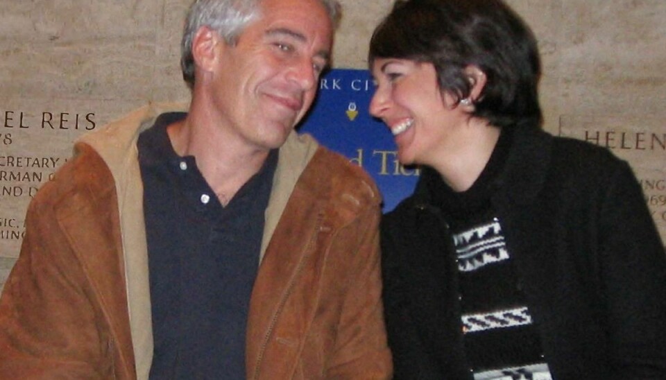 Ghislaine Maxwell ses her sammen med pædofilidømte og nu afdøde Jeffrey Epstein.