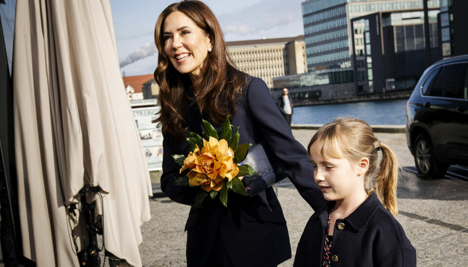 En aldeles omsorgsfuld Mary sørger for, at Lily kommer med ind i varmen.