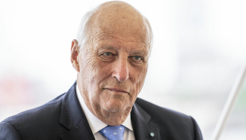 Kong Harald er lige nu indlagt på et hospital i Malaysia på grund af en infektion.