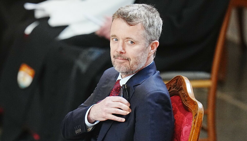 Kong Frederik blev torsdag hædret med Dansk Røde Kors' Hæderstegn som også hans afdøde far for år tilbage blev det.