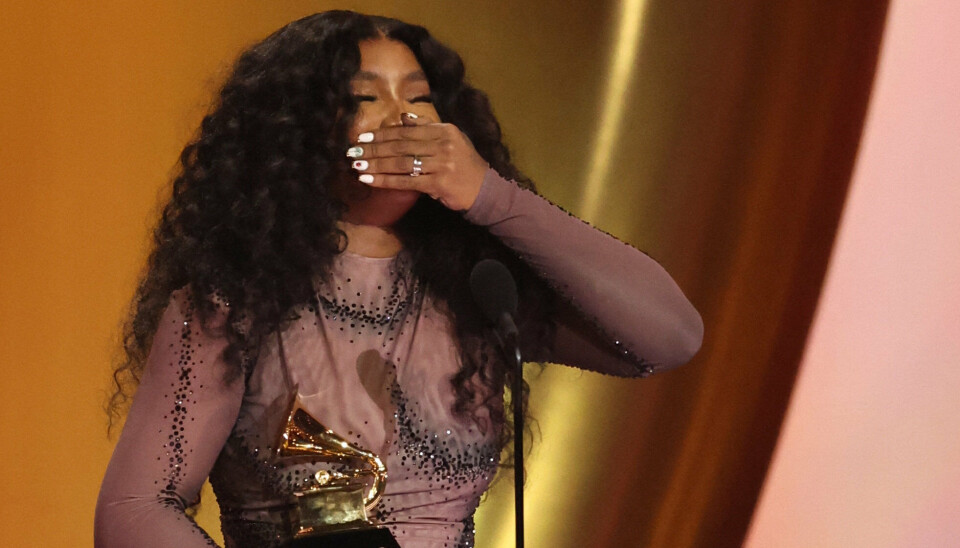 SZA tager imod en Grammy for bedste r'n'b-sang ved det 66. Grammy-show i Los Angeles den 4. februar 2024. Hun modtog prisen for sangen 'Snooze'.