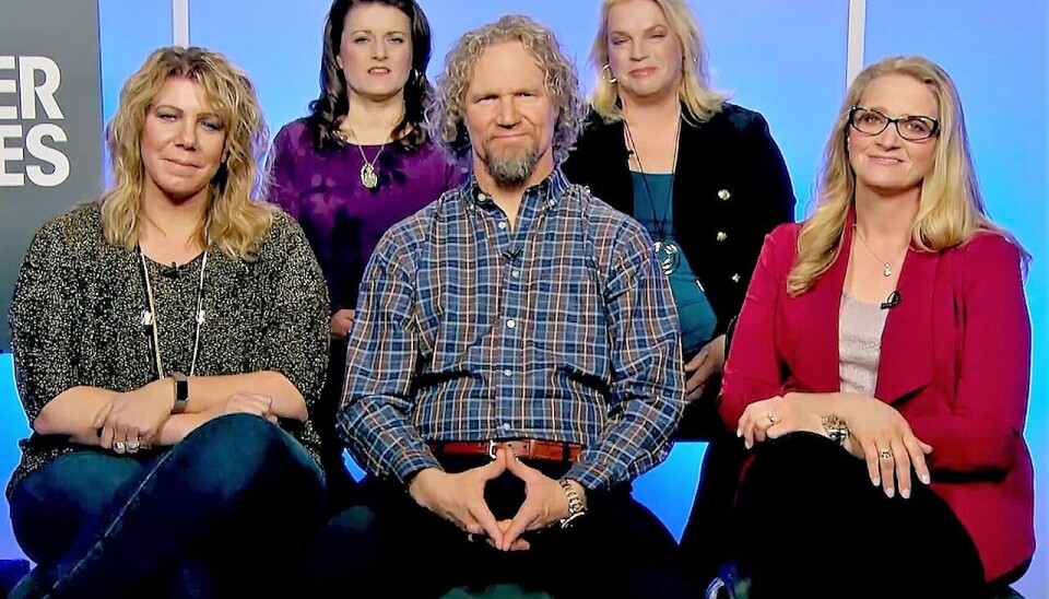 Fra serien 'The Sister Wives' er det her er det i forreste række fra venstre: Meri, Kody, og Christine. Bagerste række fra venstre er det Robyn og Janelle. Det er Janelle og Kodys søn, GArrison, der er død, 25 år gammel.