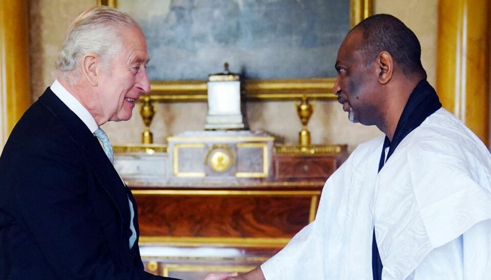 Kongen tager imod Mauritanias ambassadør, Samba Mamadou, på Buckingham PÅalace.
