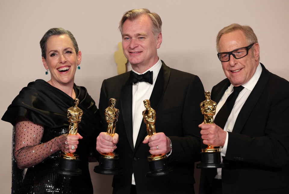 Christopher Nolan, Emma Thomas og Charles Roven med deres statuetter for Bedste Film for 'Oppenheimer'.