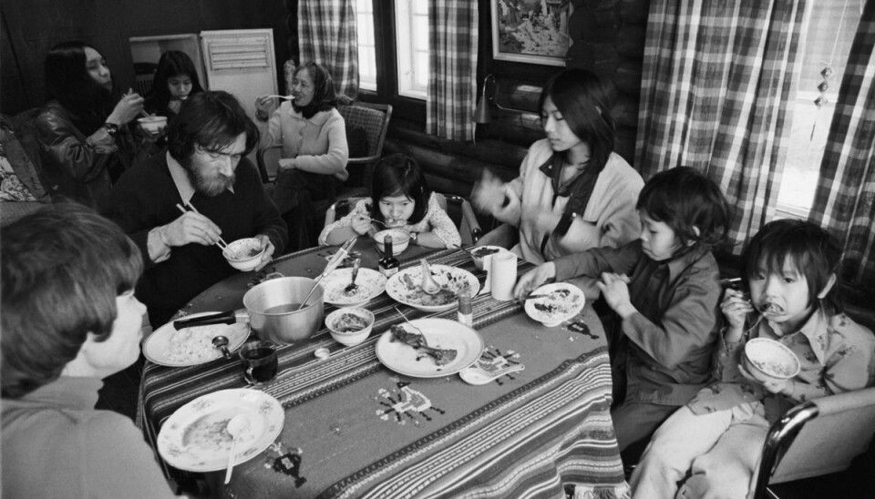 Journalisten Henning Becker ankom til Danmark med 204 sydvietnamesiske børn samme dag det amerikansk støttede styre i Saigon brød sammen.