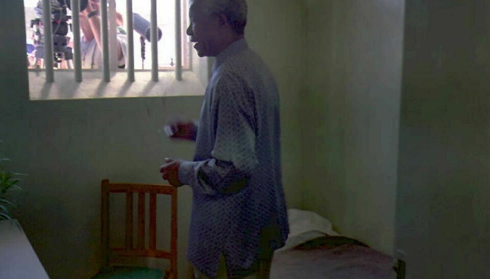 Nelson Mandela besøgte i 1995 sin tidligere celle på Sydafrikas berygtede fangeø Robben Island ud for byen Cape Town. Nøglen til fængselscellen bliver sat til salg på en auktion i januar. Sydafrikas kulturminister opfordrer auktionshuset til at droppe salget af den historiske genstand. (Arkivfoto)