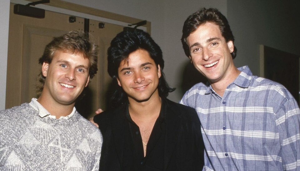 Bob Saget, yderst til højre, ses her sammen med skuespillerne David Coulier (til venstre) og John Stamos. De tre havde ledende roller i tv-serien 'Full House', der gik over de amerikanske tv-skærme i otte år frem til 1995. Bob Saget er søndag fundet død på et hotelværelse i Florida. Han blev 65 år. (Arkivfoto fra 1980'erne).