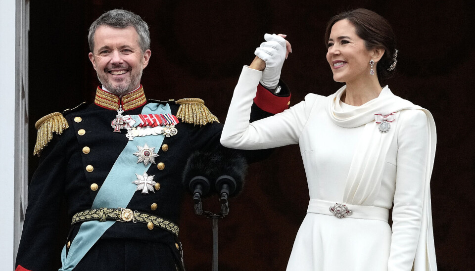 Kong Frederik og dronning Mary ses her på balkonen på Christiansborg Slot på tronskiftedagen den 14. januar