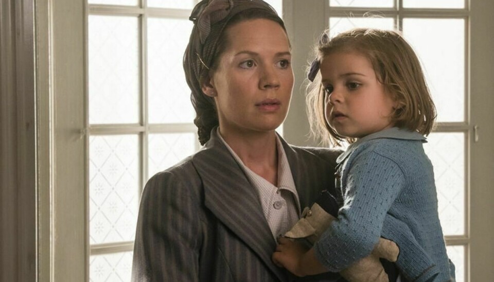 Amanda Berggren, der spilles af Amalie Dollerup, har en datter med på armen, når hun tjekker ind på hotellet i den nye sæson af 'Badehotellet', som har premiere på TV 2 den 7. februar. (Stillfoto)