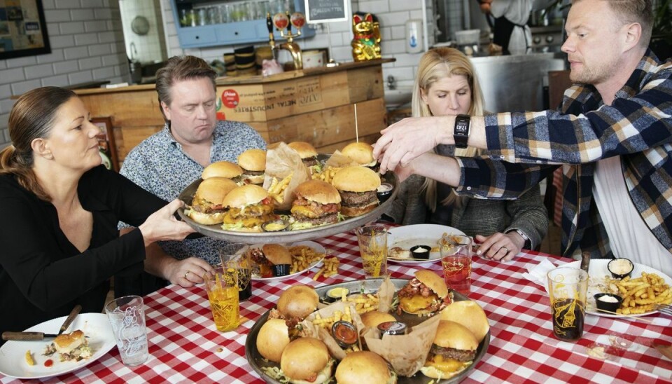 I tre uger skal Christian Degn, Mette Blomsterberg, Rikke Hørlykke og Johnny 'Kandis' Hansen udelukkende leve af junkfood.