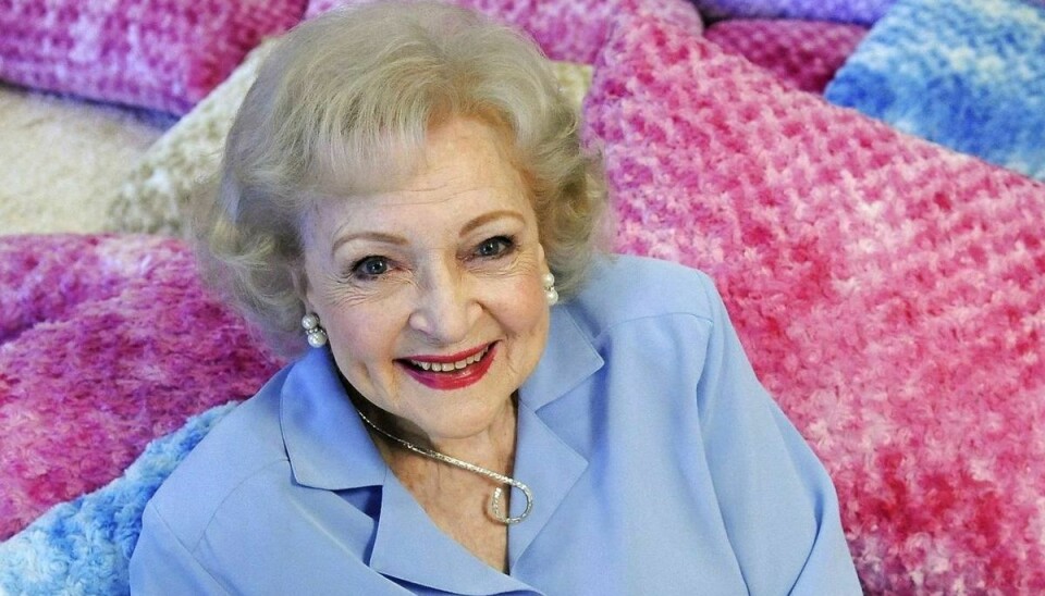 Actress Betty White poses for a photograph in Los Angeles, California May 26, 2010. REUTERS/Gus Ruelas (UNITED STATES - Tags: ENTERTAINMENT)
