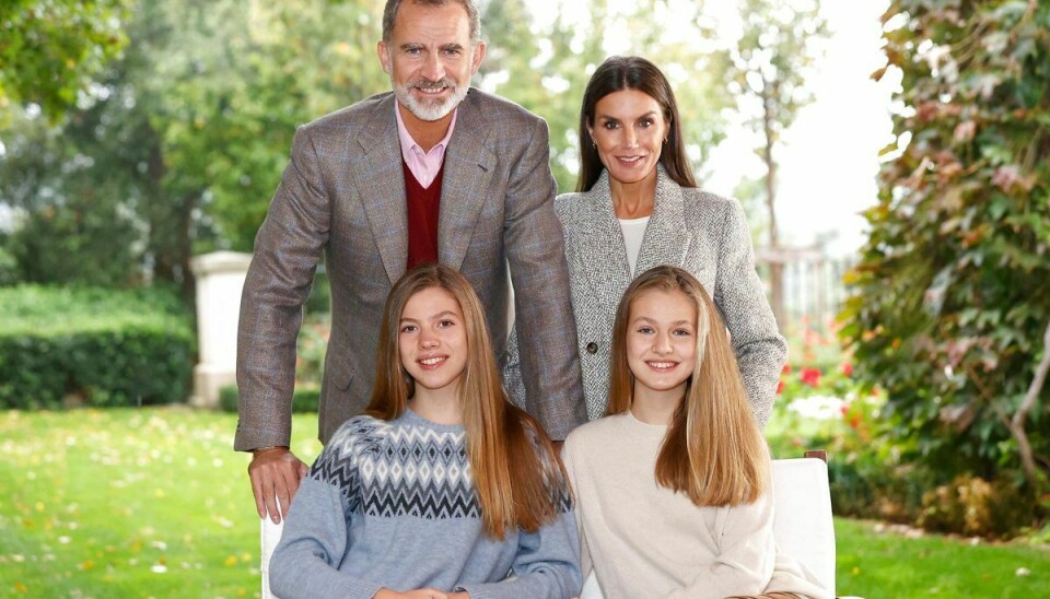 Årets julekort fra den spanske kongefamilie. Det er 16-årige kronprinsesse Leonor, der sidder til højre i billedet.