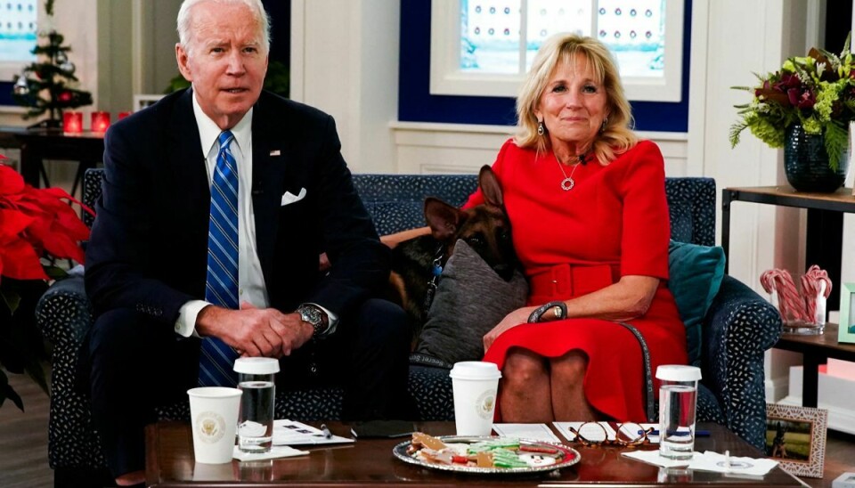 Joe Biden og hans hustru, Jill Biden, tog fredag imod opkald fra militærfolk i Det Hvide Hus.