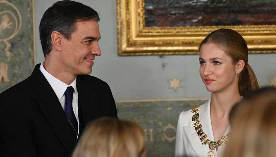 18-årige prinsesse Leonor ses her med den spanske premierminister, Pedro Sánchez, pås in 18 års fødselsdag den 31. oktober sidste år.