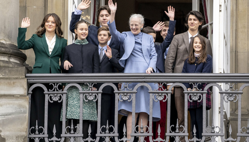 Her ses dronning Margrethe på sin 83 års fødselsdag sidste år på balkonen med sine børnebørn, mens gæster på Amalienborg Slotsplads flagede og fejrede hende. (Arkivfoto).
