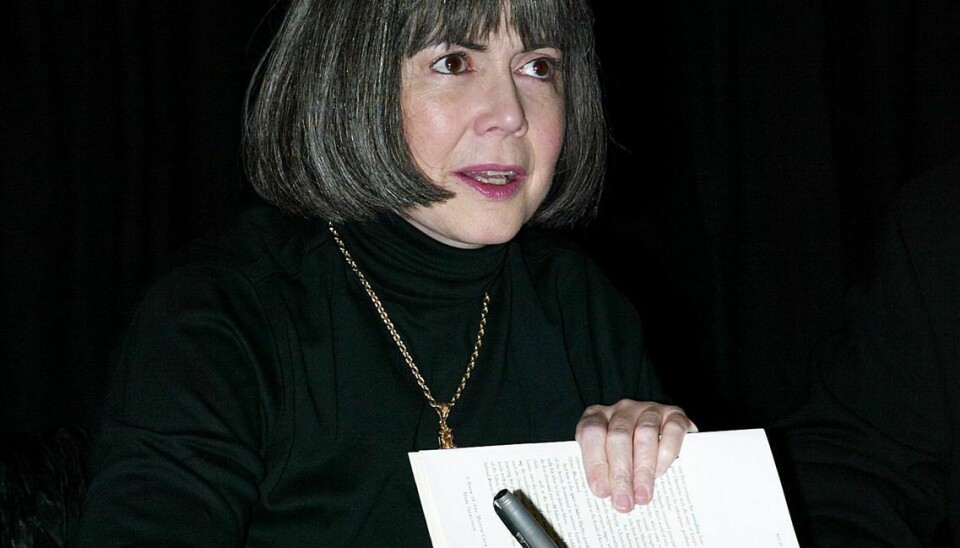 Anne Rice fotograferet tilbage i 2003, hvor hun signerer bøger.