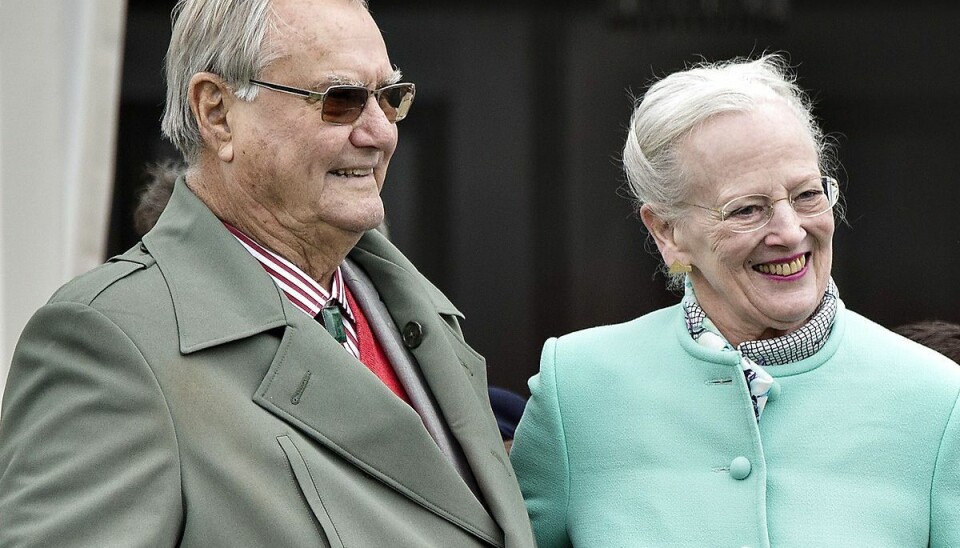 Dronningen måtte have hjælp af sine veninder til at gemme prins Henrik i starten af deres forhold Dronningen måtte have hjælp af sine veninder til at gemme prins Henrik i starten af deres forhold