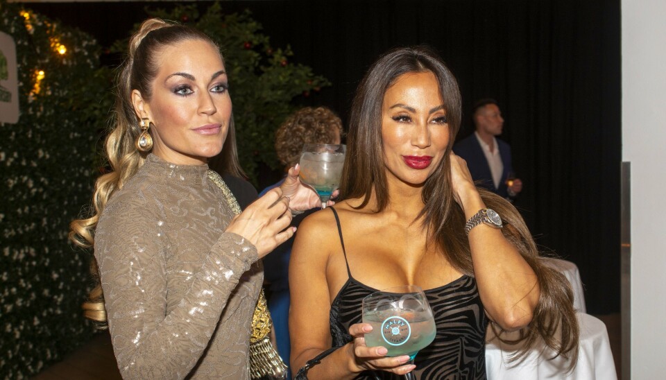 Jackie Navarro støttes under skilsmissen af reality-kollegaen Amalie Szigethy .