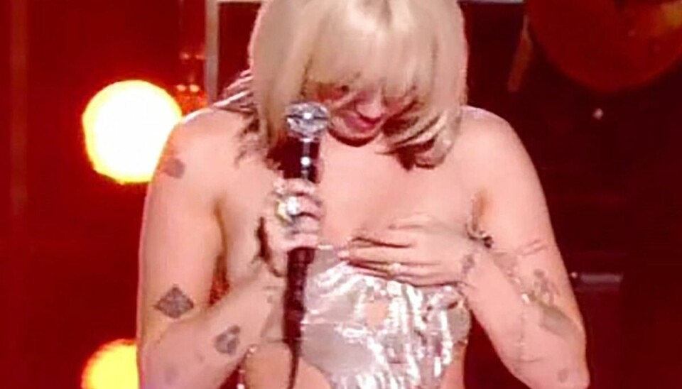 Sangerinden Miley Cyrus mister her toppen til sit outfit under en live nytårskoncert i Miami. Sangerinden Miley Cyrus mister her toppen til sit outfit under en live nytårskoncert i Miami.