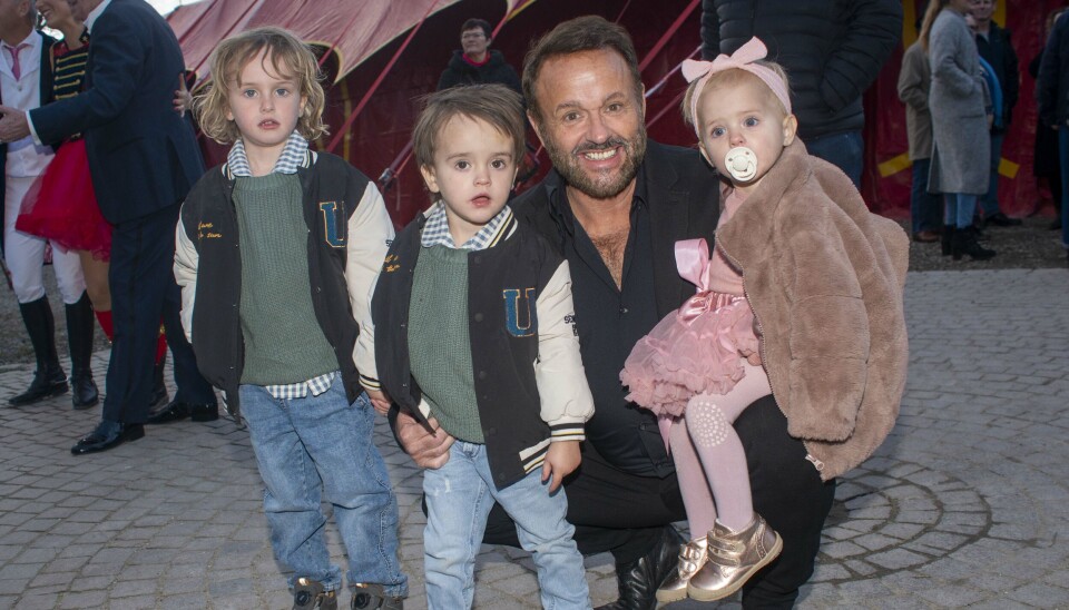 Dennis Knudsen med børneflokken bestående af Lucas, 4, Noah, 3 og lille Aura på 1 1/2 år til Cirkus Arena-premiere.