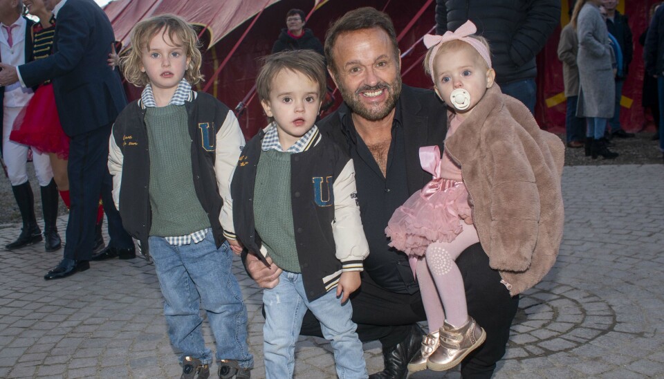 Dennis Knudsen med børneflokken bestående af Lucas, 4, Noah, 3 og lille Aura på 1 1/2 år til Cirkus Arena-premiere.