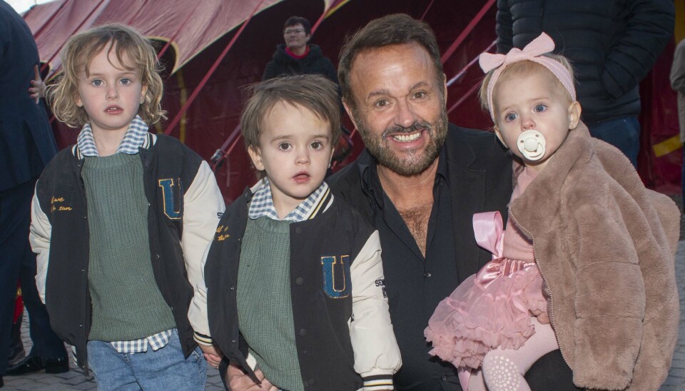 Dennis Knudsen med børneflokken bestående af Lucas, 4, Noah, 3 og lille Aura på 1 1/2 år til Cirkus Arena-premiere for nylig.