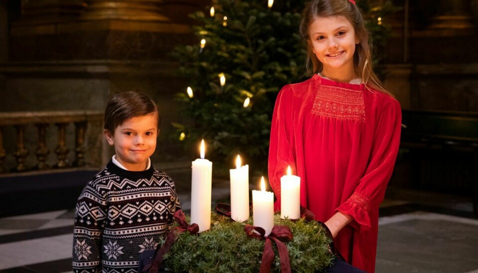Prinsesse Estelle og prins Oscar ses her i Slotskirken søndag den 19. december.