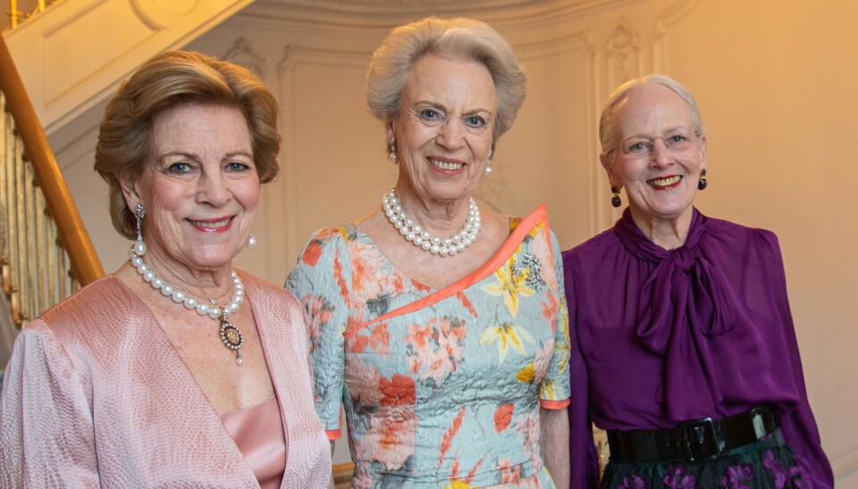 Prinsesse Benedikte måtte flygte til Danmark, da terrorfrygten var værst. Her er hun flankeret af sine kongelige søskende Dronning Anne-Marie og Dronning Margrethe