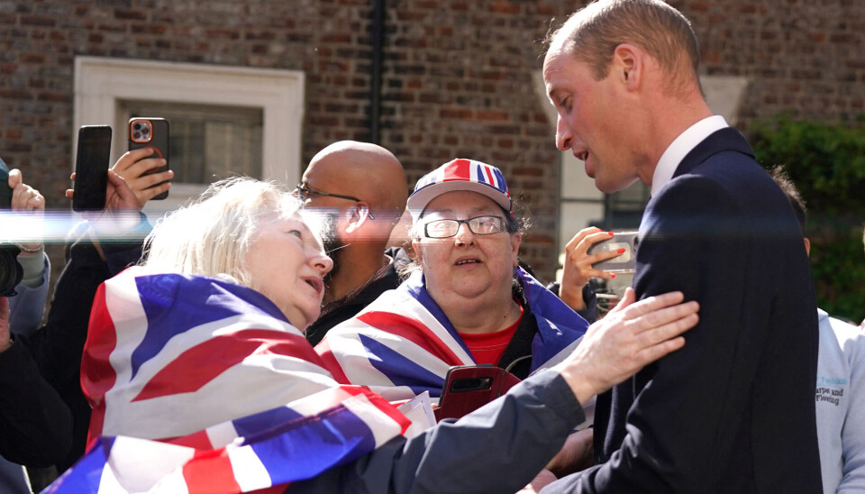 Prins William ses her sammen med et par af de mange briter, der var mødt op med deres bedste ønsker for hans kræftramte hustru under besøget i Newcastle.