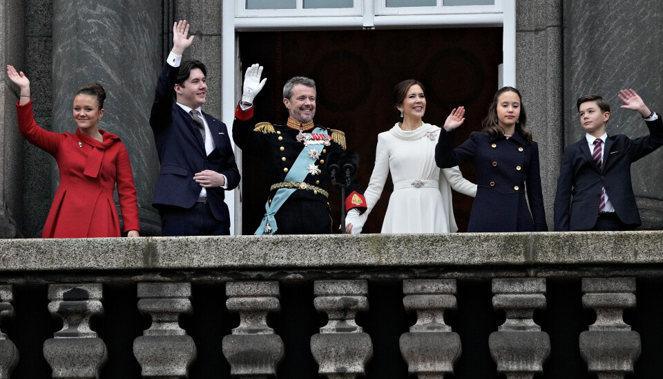 Frederik ses her på på balkonen på Christiansborg Slot sammen med Mary og børnene på tronskiftedagen den 14. januar.