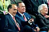 Bob Dole (til venstre) sammen med den tidligere amerikanske præsident George Bush og tidligere førstedame Barbara Bush i 2004 (Arkivfoto).