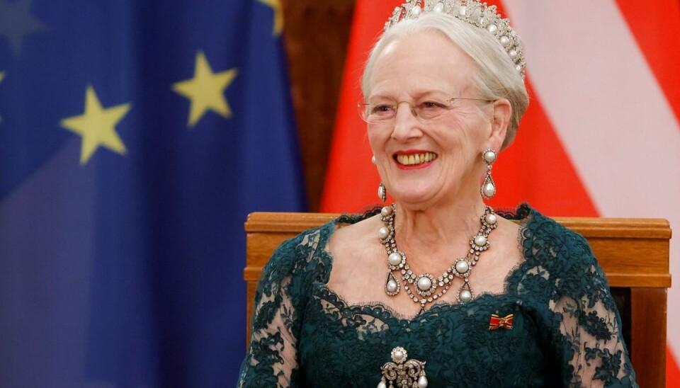 Dronning Margrethe med det kostbare Perlepoire-smykkesæt. Læg mærke til brochen, der her mangler den midterste af i alt fem perler.