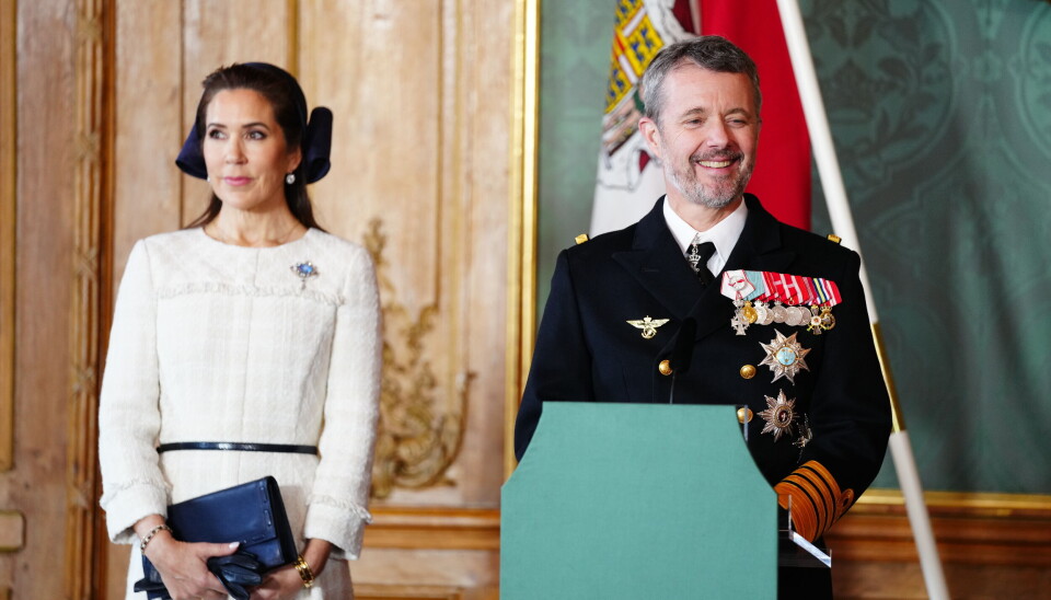 Med dronning Mary ved sin side takkede kong Frederik for den svenske velkomst