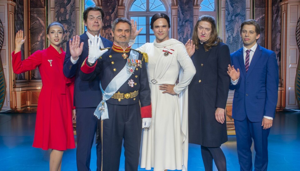 Den kongelige familie i Cirkusrevyudgaven. Fra venstre Rosa Gehl som prinsesse Isabella, Niels Olsen som Kronprins Christian, Niels Ellegaard som Kong Frederik, Silas Holst som dronnng Mary, Henrik Lykkegaard som Prinsesse Josephine og Malik With som prins Vincent.
