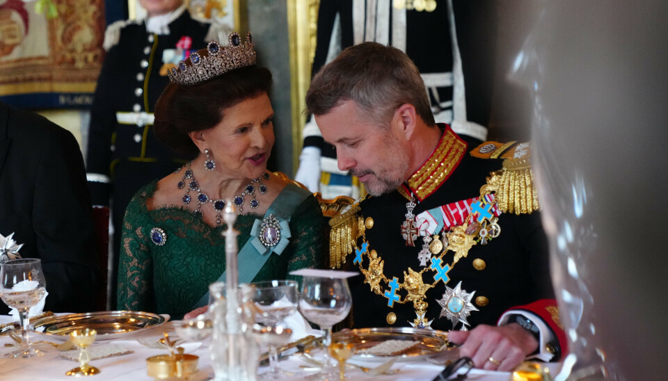 Kong Frederiks borddame til aftenens gallamiddag er hans tante, dronning Silvia af Sverige.