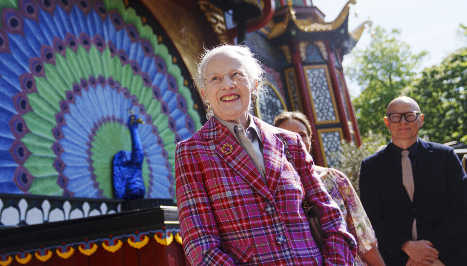 Dronning Margrethe foran pantomimeteatrets nye påfugle-fortæppe, som hun selv har designet.