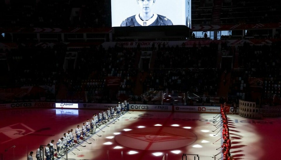 HC Spartak Moskva og HC Dynamo Moskva holder her et minuts stilhed for at ære den kun 16-årige Valentin Rodionov der er død.