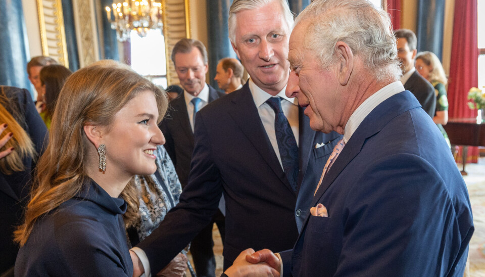Belgiske kronprinsesse Elisabeth ses her sammen med kong Charles ved en reception på Buckingham Palace forud for Charles' kroning for nu godt et år siden. Bag dem ses kronprinsessens far kong Philippe.