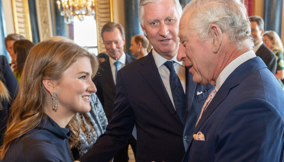 Belgiske prinsesse Elisabeth ses her sammen med kong Charles ved en reception på Buckingham Palace forud for Charles' kroning i maj 2023. Bag dem er det kong Philippe af Belgien.