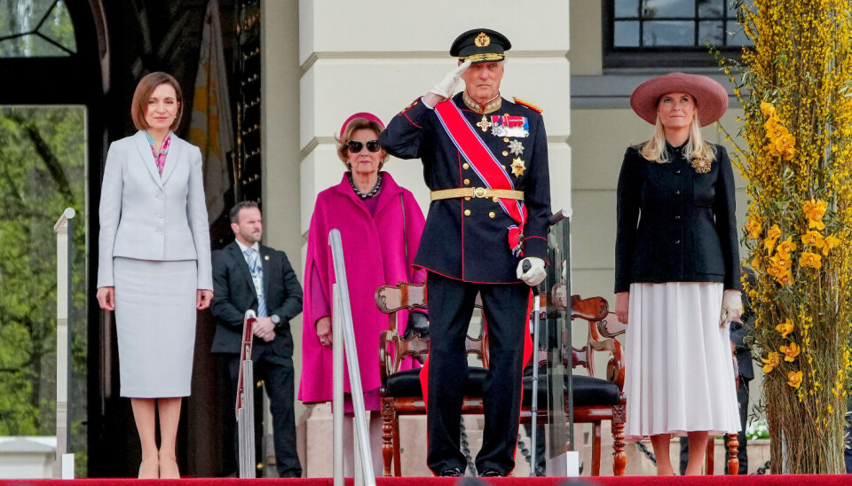 Kong Harald ses her med krykke i stedet for sabel, ved modtagelsen af præsident Maia Sandu, til venstre i billedet, tidligere på ugen. Bag kongen er det dronning Sonja og til højre i billedet kronprinsesse Mette-Marit