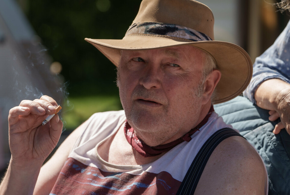 Bjarne Henriksen havde aldrig set et afsnit af 'Sommerdahl', før han fik tilbudt en rolle i serien som tivolidirektør med hang til flerkoneri og kreativ bogføring. - Det er da lige mig. Det må jeg da prøve, lyder det fra skuespilleren. (PR-foto).
