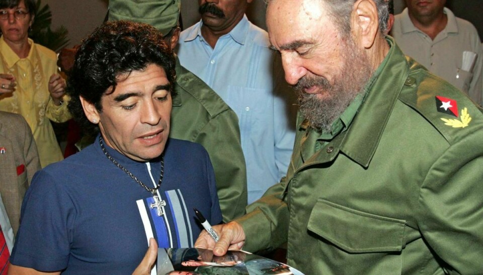 Maradona taler med Cubas daværende leder, Fidel Castro, i 2005. På søndagens auktion bliver et foto af de to nu afdøde legender sat til salg.