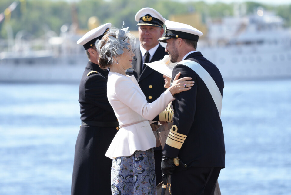 Det norske kronprinspar sejlede kort før kongeparrets ankomst ud i en kongechalup for at hente kong Frederik og dronning Mary ind til kajen.