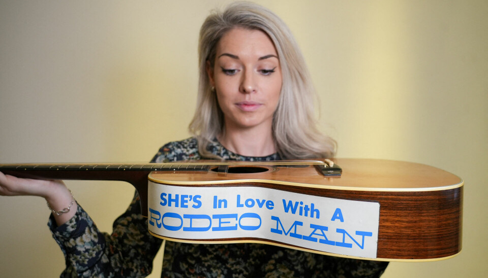 Claire Tole-Moir fra Bonhams med den legendariske guitar, der kommer under hammeren den 12. juni i London.