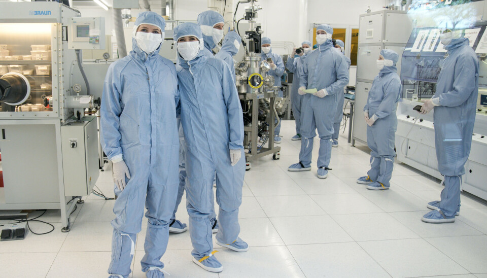 Dronning Mary og norske kronprinsesse Mette-Marit side om side under en rundvisning på et laboratorie i Oslo.