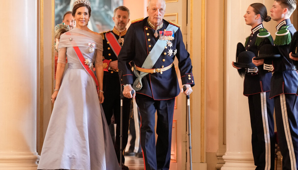 Dronning Mary iklædt en smuk gallakjole, ankommer her til gallamiddagen på slottet i Oslo sammen med kong Harald.