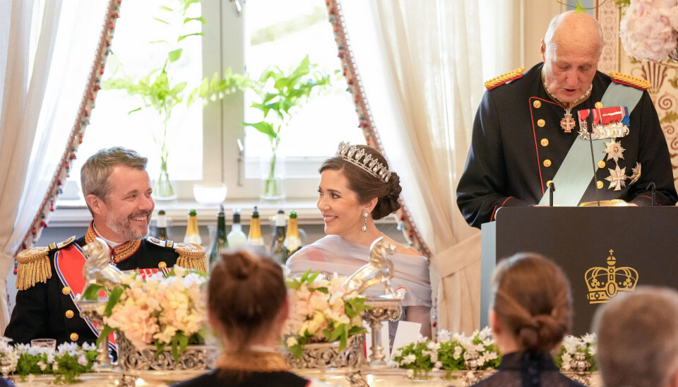 Kong Haralds tale fik smilene frem hos aftenens festdeltagere. Også hos æresgæsterne, kong Frederik og dronning Mary.