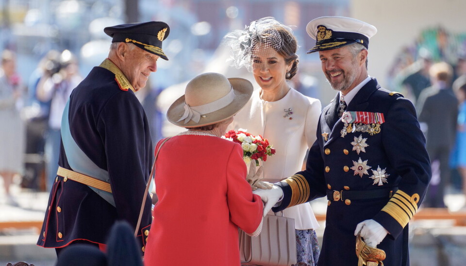 Frederik og Mary ses her blive modtaget af det norske kongepar ved ankomsten til Oslo tirsdag formiddag.