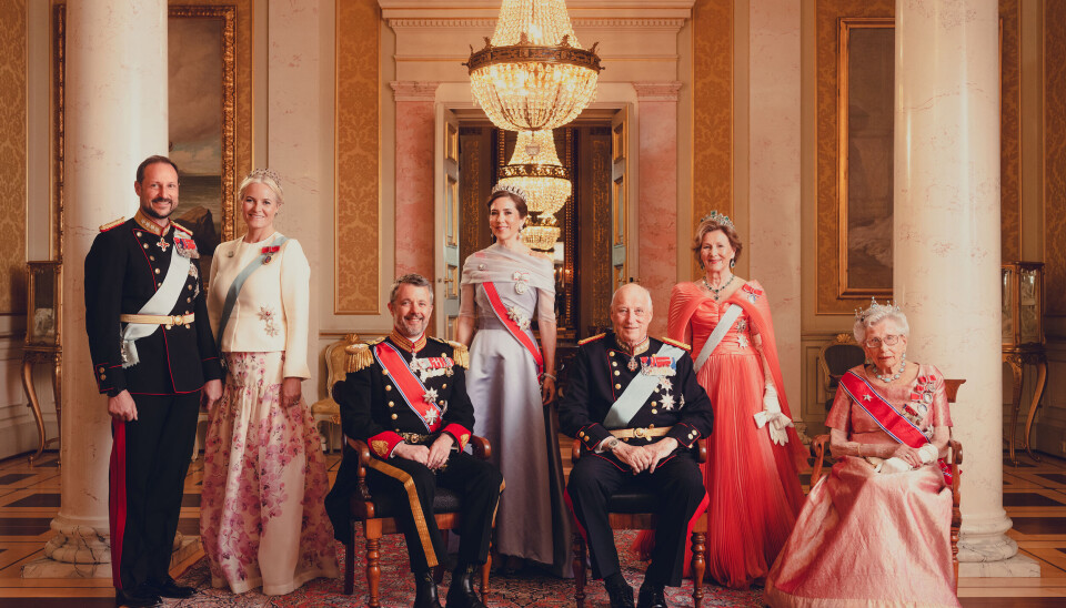 Gruppeportræt af de kongelige fra den store gallamiddag på slottet i Oslo tirsdag aften.