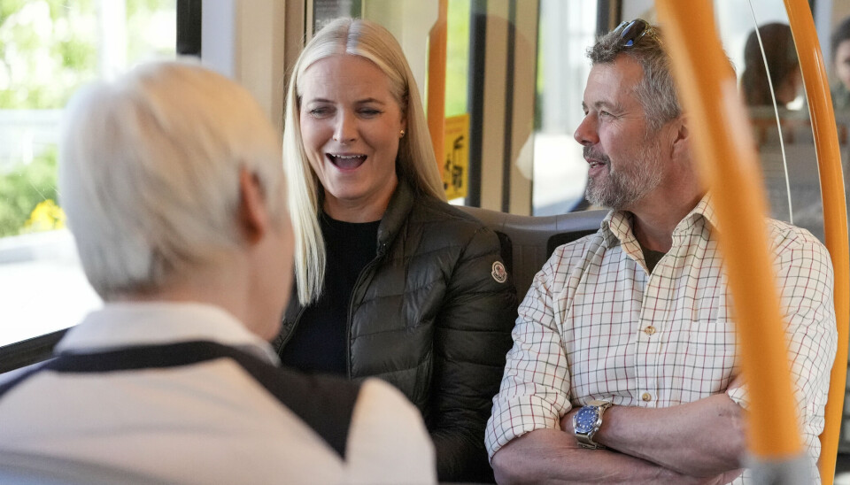 Kongeparret tager metroen til nationalparken Østmarka Nasjonalpark under statsbesøg i Norge. Turen tog 19 minutter, og de skiftede efterfølgende til en elektrisk bus mod parken.